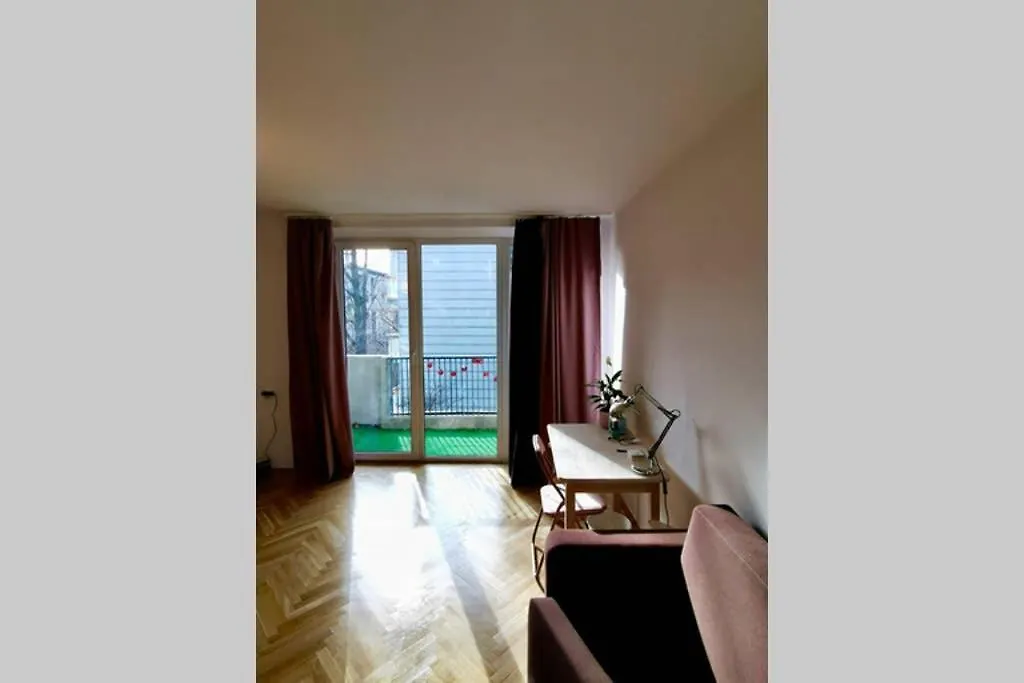 Apartment Sunshine Parkside Hideaway - 3 Bedroom - By Upstairs Krakow Poland