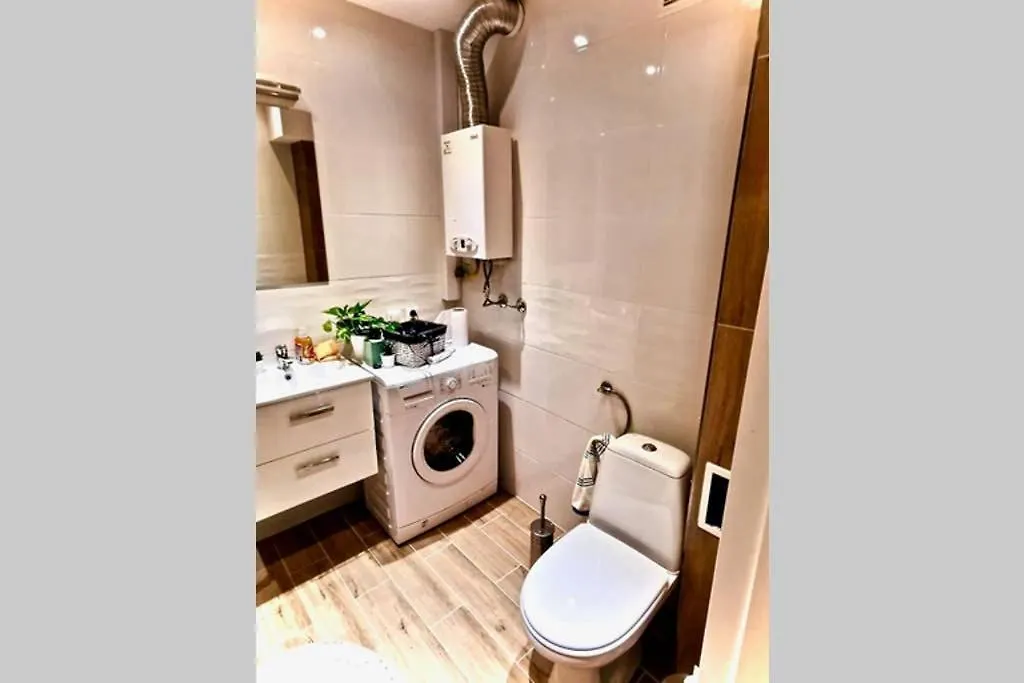 Sunshine Parkside Hideaway - 3 Bedroom - By Upstairs Krakow Poland